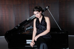 Pianistin Olga Scheps: Mit Dvoráks selten gespieltem Klavierkonzert und dem „Lamentate“ von Arvo Pärt auf Konzertreise