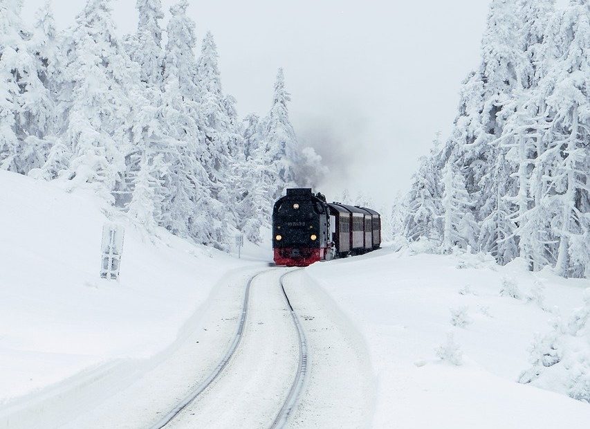 dampflokomotive im schnee